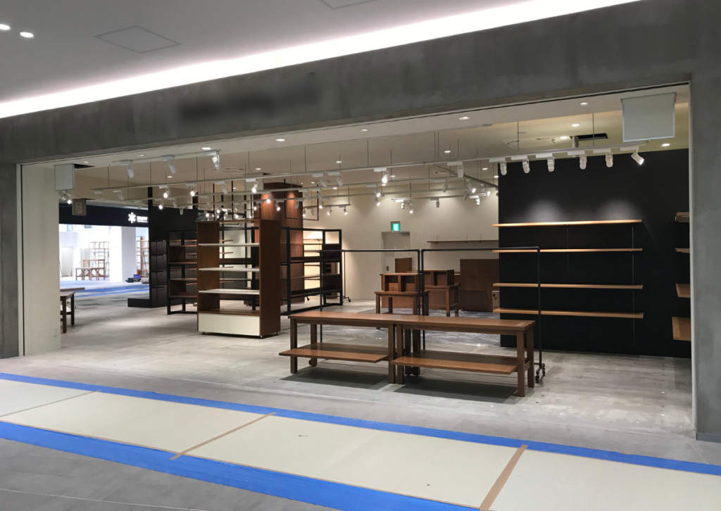 商業施設内の雑貨物販店における原状回復工事前の店舗内装