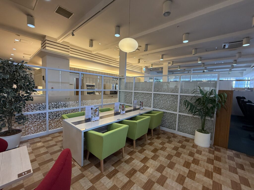 ショッピングセンター内のサービス業店舗における原状回復工事前の内装